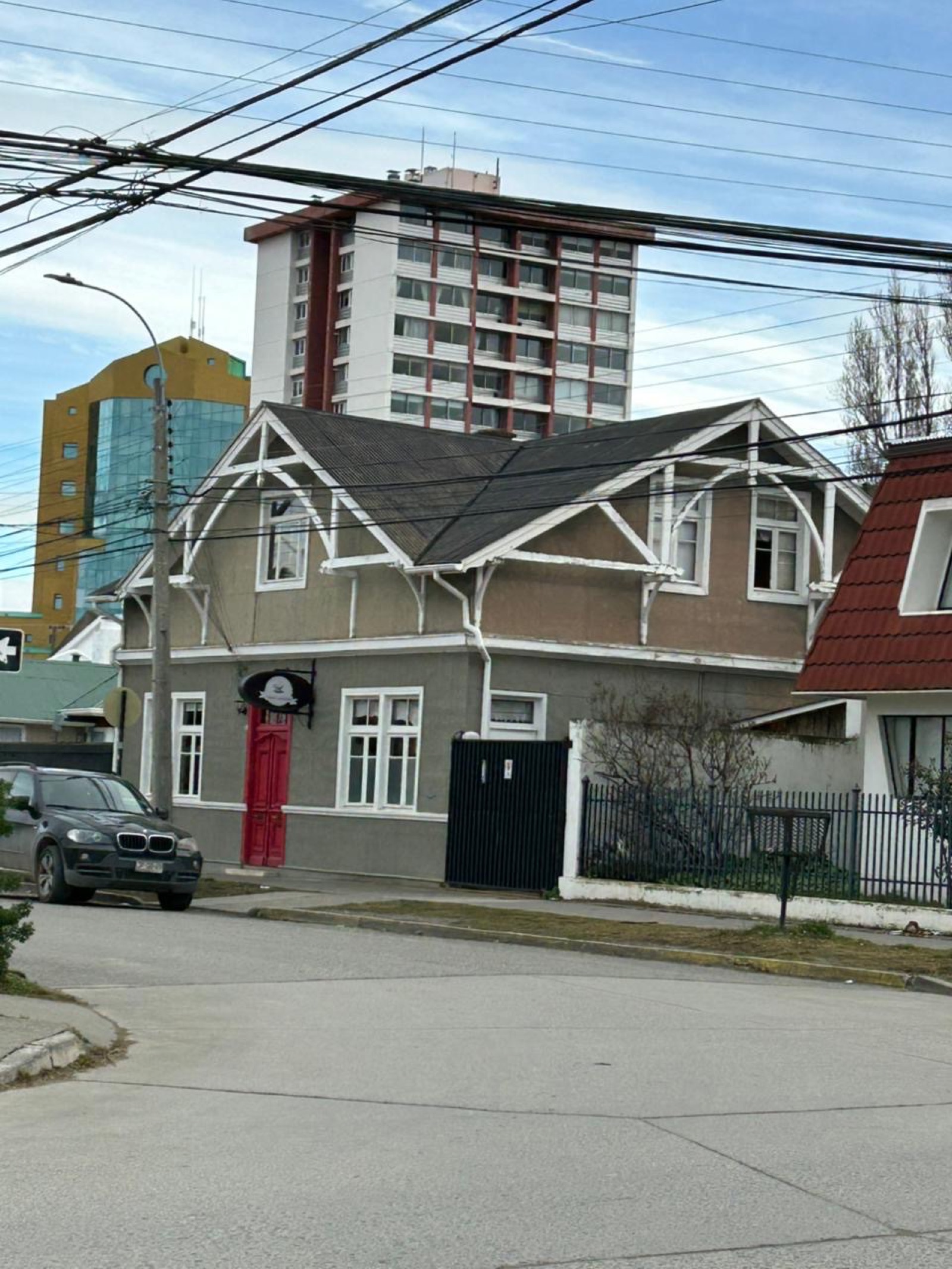 Casa patrimonial con edificio moderno