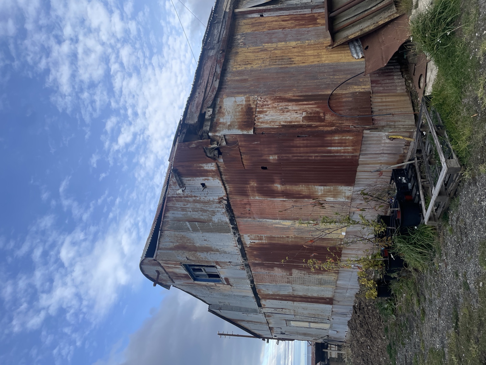 Galpón de zinc oxidado