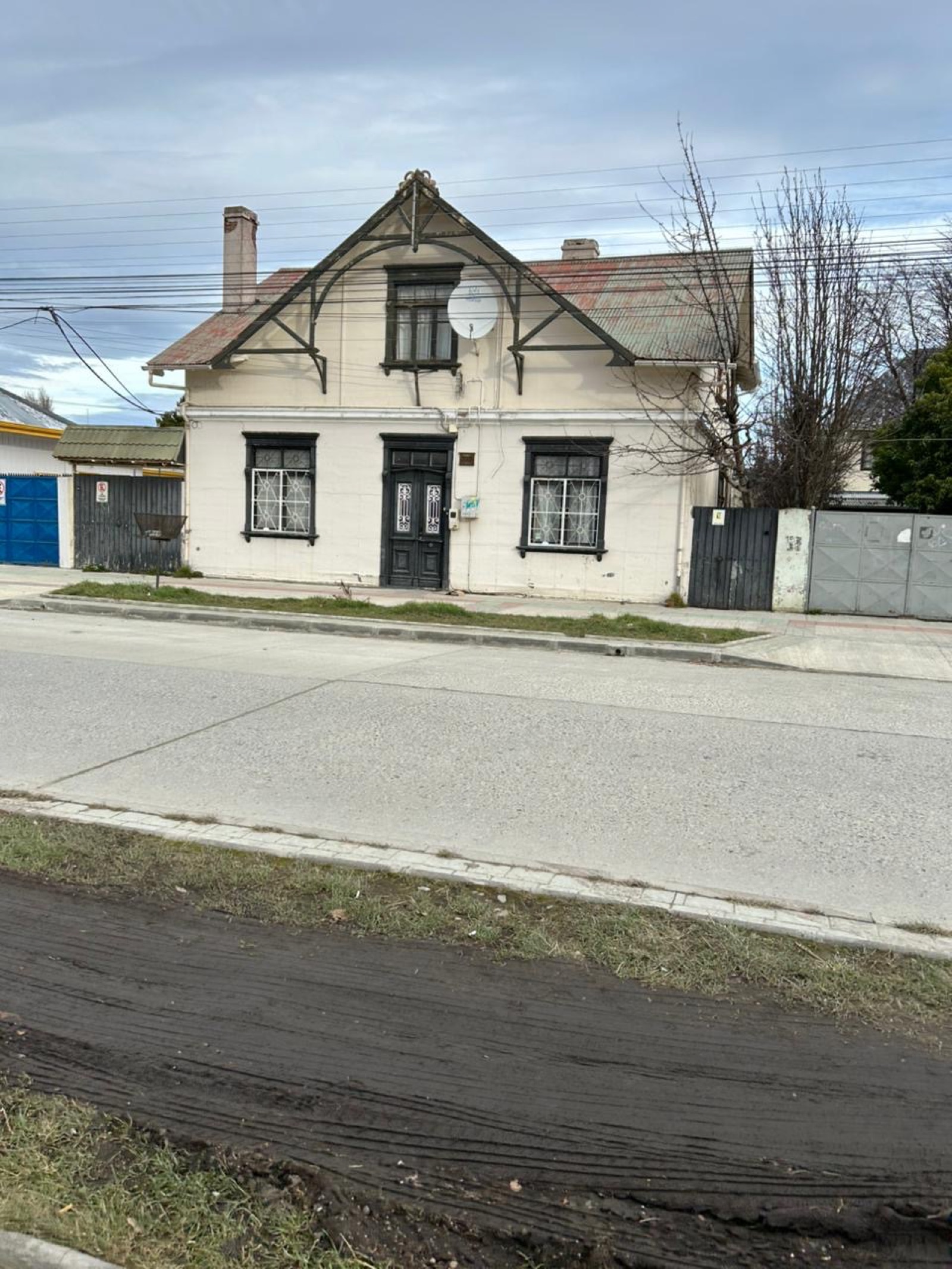 Casa crema con molduras oscuras